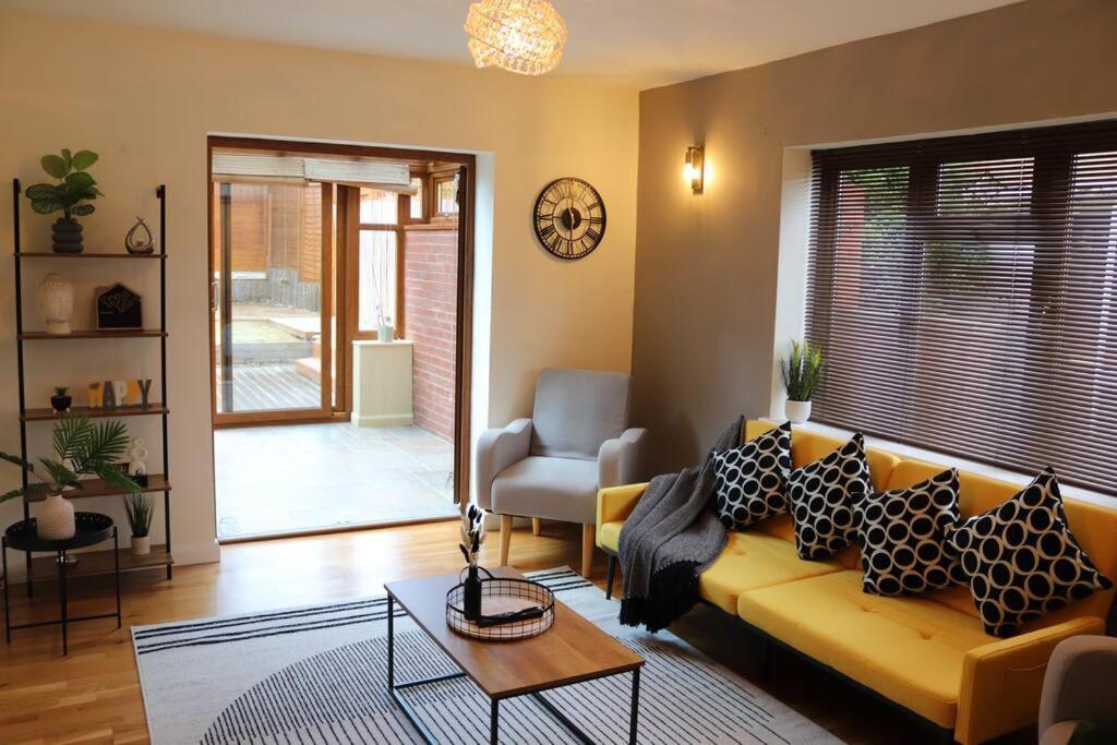 Cosy 3 Bedroom 2 Bathroom House With Parking Sheldon  エクステリア 写真
