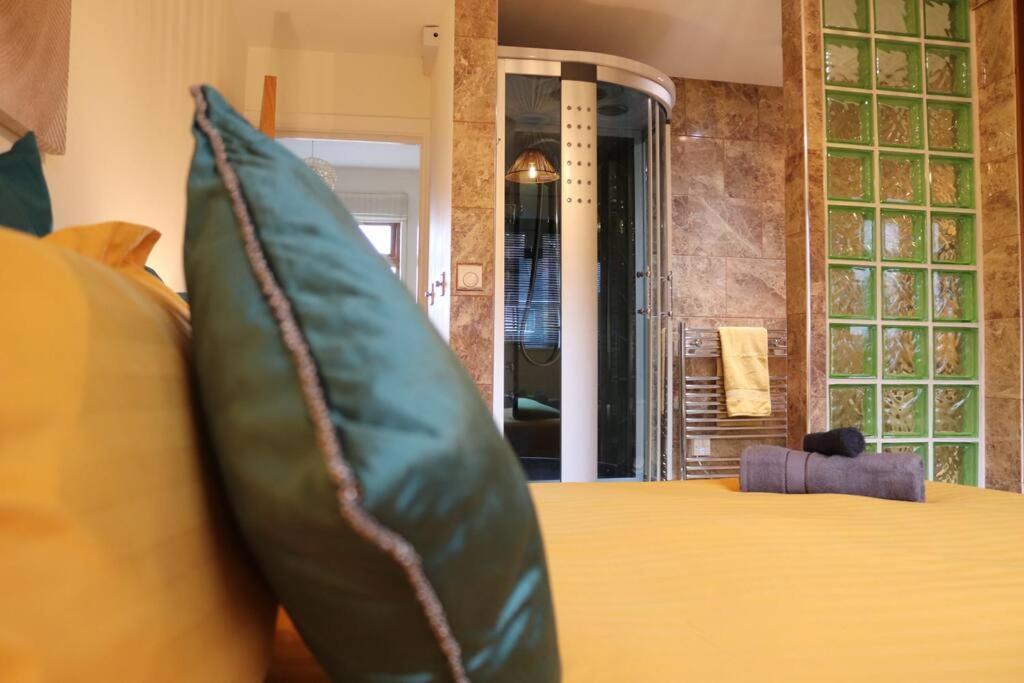 Cosy 3 Bedroom 2 Bathroom House With Parking Sheldon  エクステリア 写真